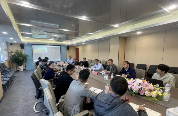 黑貓股份黨委副書記兼董事長魏明出席了青島黑貓研究院新產(chǎn)品推廣協(xié)調(diào)會。會議還邀請了黑貓股份副總經(jīng)理楊林、黑貓股份炭黑事業(yè)部負責人戚倫輝、青島黑貓負責人王宏，以及黑貓股份旗下各基地相關(guān)部門負責人出席。