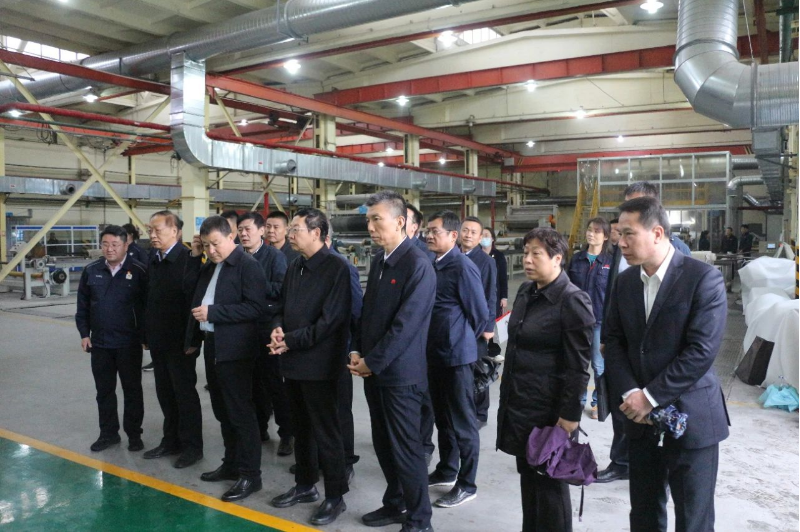 全國(guó)政協(xié)常委、陜西省政協(xié)副主席范九倫一行于10月18日前往陜西延長(zhǎng)石油西北橡膠有限公司，就“強(qiáng)化關(guān)中地區(qū)大氣污染治理”進(jìn)行了深入的民主監(jiān)督調(diào)研。咸陽(yáng)市政協(xié)黨組書記、主席李曉靜也同行參與了此次調(diào)研。延長(zhǎng)石油集團(tuán)副總經(jīng)理李軍、西橡公司總經(jīng)理兼黨委副書記張航偉，以及副總經(jīng)理寧博等公司高層也積極參與了此次調(diào)研活動(dòng)。