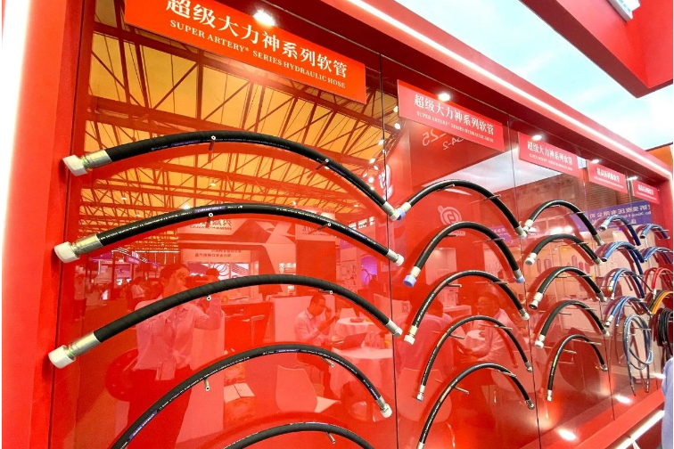 利通科技將產(chǎn)品創(chuàng)新的重心放在“低彎曲、高壓力、長(zhǎng)壽命、多功能”上，特別注重橡膠軟管和傳動(dòng)聯(lián)結(jié)件等領(lǐng)域的技術(shù)創(chuàng)新。公司還著力培育專精特新項(xiàng)目，致力于為工程機(jī)械提供關(guān)鍵核心零部件和一站式解決方案。