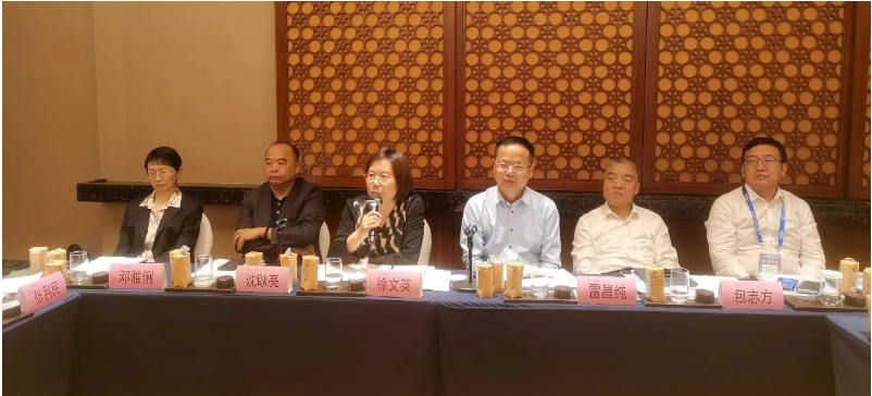 徐文英分享了她通過行業(yè)調(diào)研和企業(yè)走訪得出的結論，認為成功企業(yè)都有共同點，包括積極的企業(yè)文化、科技創(chuàng)新和長期發(fā)展規(guī)劃。她鼓勵與會代表堅持信念、堅持勤奮工作和追求新的領域，相信中國橡膠行業(yè)將不斷發(fā)展壯大。