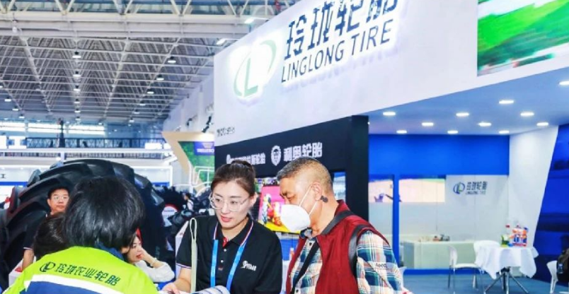 2023年中國國際農(nóng)業(yè)機械展覽會在武漢國際博覽中心盛大舉行，吸引了來自全球的眾多參展者。山東玲瓏輪胎股份有限公司攜其全系列農(nóng)業(yè)胎產(chǎn)品參展，不僅展示了公司在產(chǎn)品力、研發(fā)力和服務力方面的卓越實力，還為國內(nèi)外觀眾帶來了一場視覺盛宴。
