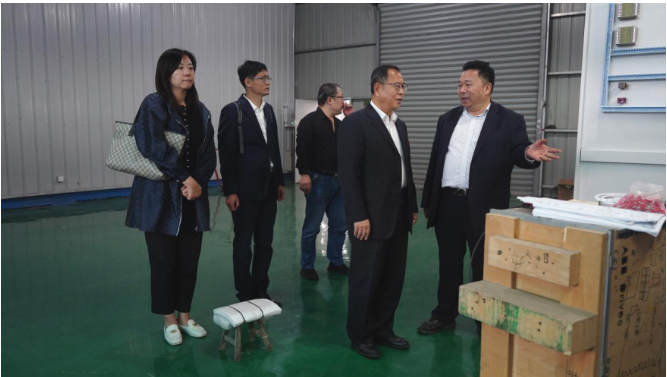 王占杰理事長一行還前往張家港市繁昌機(jī)械有限公司進(jìn)行調(diào)研，得到了公司董事長倪玉標(biāo)、總經(jīng)理王炳輝、銷售總監(jiān)賀曉杰等公司領(lǐng)導(dǎo)的陪同。他們一同參觀了公司的混配料設(shè)備生產(chǎn)裝配車間。