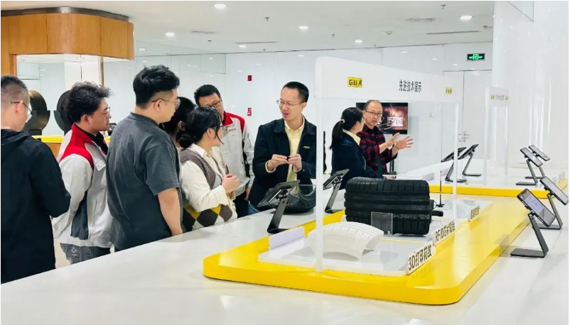 佳通輪胎在長城汽車的哈弗技術(shù)中心二樓展廳舉辦“佳通日”技術(shù)展會，旨在構(gòu)建更緊密的合作關(guān)系，提升服務(wù)質(zhì)量，并夯實雙方在未來市場的技術(shù)規(guī)劃和產(chǎn)品布局。這一活動為雙方提供了深入交流的機會，共同探討未來高質(zhì)量發(fā)展的途徑。