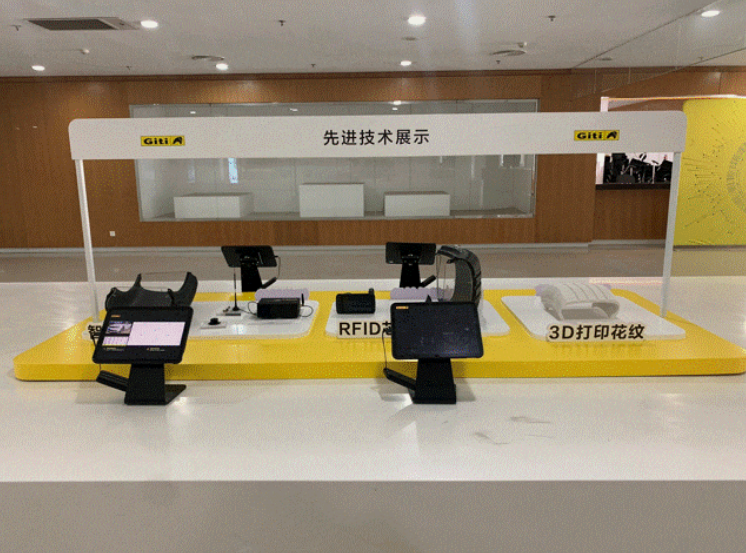 佳通輪胎在長城汽車的哈弗技術(shù)中心二樓展廳舉辦“佳通日”技術(shù)展會，旨在構(gòu)建更緊密的合作關(guān)系，提升服務(wù)質(zhì)量，并夯實雙方在未來市場的技術(shù)規(guī)劃和產(chǎn)品布局。這一活動為雙方提供了深入交流的機會，共同探討未來高質(zhì)量發(fā)展的途徑。