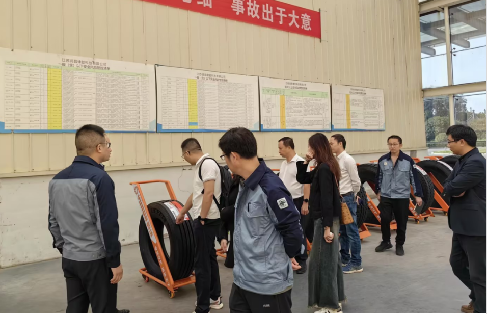 雙方希望在未來在技術(shù)研發(fā)創(chuàng)新方面加強(qiáng)信息交流，攜手在輪胎產(chǎn)業(yè)鏈賽道上搶占制高點(diǎn)。