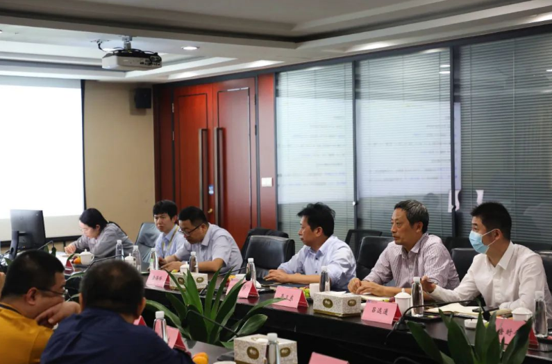在寧?？h科協(xié)主席吳衛(wèi)東、建新黨總支書記、工會(huì)主席陳春學(xué)、科協(xié)主席呂遠(yuǎn)通、科協(xié)副主席潘斌等人陪同下，教授專家團(tuán)隊(duì)參觀了建新的試驗(yàn)中心和減震工廠，深入了解了該公司工業(yè)操作系統(tǒng)及其在減震配件制造等領(lǐng)域的實(shí)際應(yīng)用。
