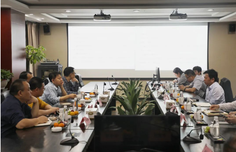 接下來，雙方深入討論了低氣味、低VOC密封條產(chǎn)品的開發(fā)，低動(dòng)靜比耐老化減震材料開發(fā)，橡膠材料和金屬/塑料基材骨架的粘連性改善等技術(shù)難題，并與建新的技術(shù)團(tuán)隊(duì)一同探討研究課題對實(shí)際生產(chǎn)技術(shù)的應(yīng)用和提升，為建新提供了更多科研支持。