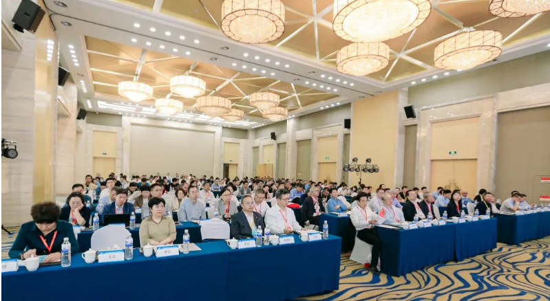 2023年合成橡膠行業(yè)發(fā)展大會暨專家委員會會議于2023年10月30日—11月1日在山東省青島市圓滿召開，來自100余家企業(yè)的近200名代表參加此次會議。中國合成橡膠工業(yè)協(xié)會會長梁愛民、名譽會長胡杰、監(jiān)事長齊潤通，以及副會長莊毅、龔光碧、姜朝陽和秘書長李迎等協(xié)會領導出席會議，李迎秘書長主持了會議。  此次大會由上海期貨交易所聯(lián)合主辦，國家橡膠與輪胎工程技術研究中心、上海好運物流有限公司、天津利安隆新材料股份有限公司等單位協(xié)辦。