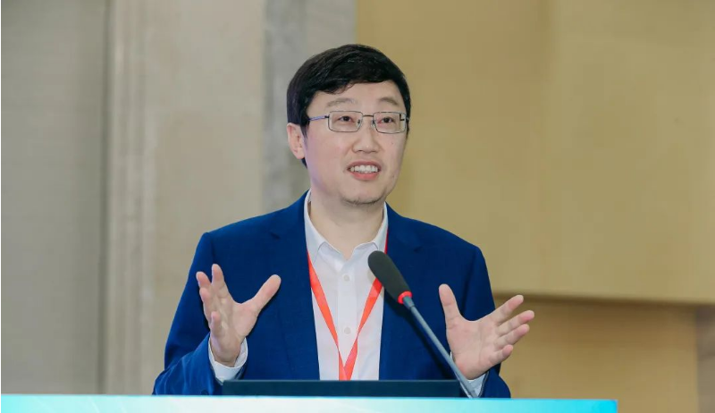 專家委員會會議由協(xié)會秘書長李迎主持，專家委員會主任張立群院士對協(xié)會專家委員會的工作結構和專家力量的協(xié)同作用給予高度評價，同時提出了關于產(chǎn)學研用深度融合以及合成橡膠行業(yè)高質量發(fā)展方向的建議。