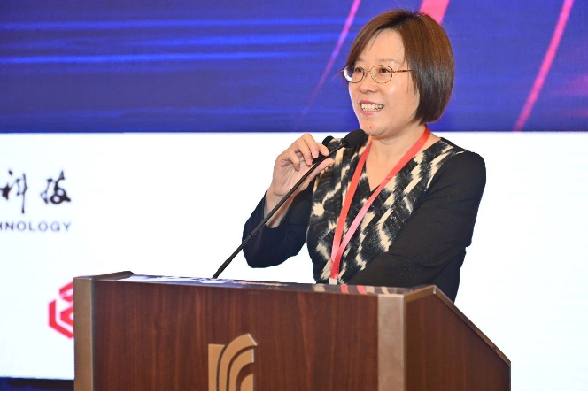 中國(guó)橡膠工業(yè)協(xié)會(huì)會(huì)長(zhǎng)徐文英在會(huì)上致辭，表達(dá)了對(duì)賽象集團(tuán)創(chuàng)始人張芝泉老先生創(chuàng)業(yè)精神的敬意，和對(duì)賽象未來發(fā)展的良好祝愿。  徐文英在致辭中表示，中國(guó)輪胎排名的一個(gè)重要意義，是用數(shù)據(jù)記載輪胎企業(yè)的發(fā)展變遷，給大家以啟迪和思考。盡管國(guó)內(nèi)輪胎企業(yè)在與國(guó)際巨頭的競(jìng)爭(zhēng)中還有一段路要走，但她強(qiáng)調(diào)，要從五個(gè)方面分析當(dāng)前的盈利因素，警示許多有利因素正在發(fā)生變化，需要謹(jǐn)慎看待明年的市場(chǎng)形勢(shì)。