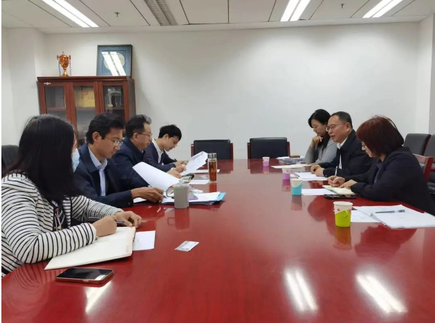 中國塑協(xié)理事長王占杰攜帶秘書長焦紅文、副秘書長兼經(jīng)濟(jì)合作部主任賈寧以及辦公室主任劉曉慧，于2023年11月2日拜會了工信部消費品工業(yè)司司長何亞瓊，雙方就推動塑料制品行業(yè)高質(zhì)量發(fā)展進(jìn)行了深入座談交流。