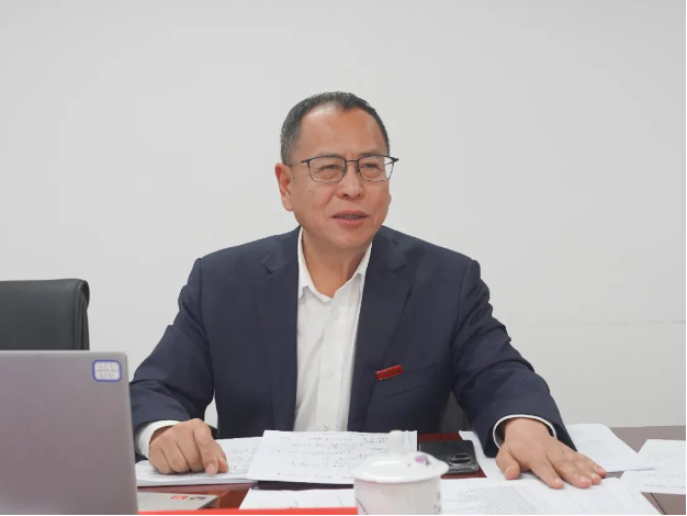 王占杰理事長在總結(jié)發(fā)言中首先介紹了我國塑料加工業(yè)前三季度的經(jīng)濟(jì)運(yùn)行情況。盡管面對復(fù)雜嚴(yán)峻的國際環(huán)境和需求不足，我國塑料加工業(yè)仍在努力應(yīng)對，總體呈現(xiàn)出穩(wěn)步恢復(fù)向好的態(tài)勢。前三季度，各項經(jīng)濟(jì)運(yùn)行指標(biāo)普遍好于預(yù)期，塑料制品產(chǎn)量持續(xù)增加，利潤率呈上升趨勢，出口同比降幅收窄。我國塑料加工業(yè)具有巨大的潛力和韌性，發(fā)展穩(wěn)定，長期向好的基本面仍然堅實。