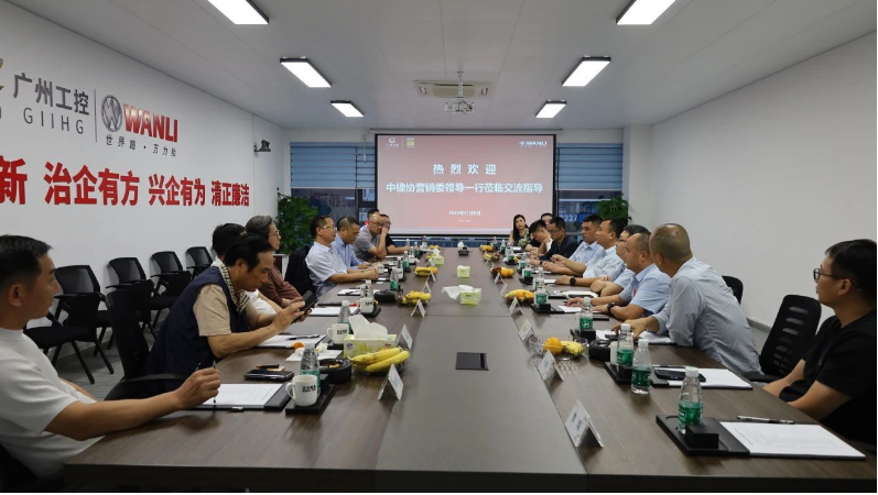 中橡協(xié)領導及經銷商朋友蒞臨萬力輪胎交流指導