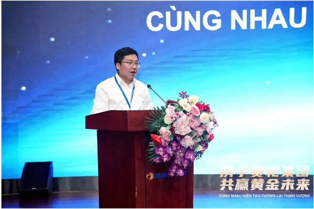 日前，賽輪集團2023年度越南TBR優(yōu)秀經(jīng)銷商大會召開，來自越南的120多位TBR經(jīng)銷商伙伴參加。會議以“攜手賽輪集團 共贏黃金未來”為主題，國家橡膠與輪胎工程技術(shù)研究中心主任、賽輪集團名譽董事長袁仲雪出席并致辭。