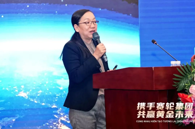 賽輪集團技術(shù)研發(fā)中心TBR研發(fā)部部長張云秀在會上系統(tǒng)介紹了賽輪集團的研發(fā)體系和技術(shù)創(chuàng)新情況，特別強調(diào)了液體黃金輪胎在行業(yè)內(nèi)的重大突破。