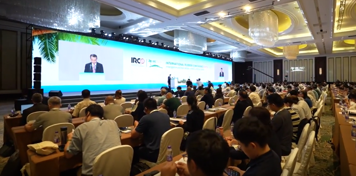 2023年國際橡膠會議(IRC2023)于11月7日在?？谑⒋箝_幕，來自近20個國家和地區(qū)的代表出席。這一大型橡膠學(xué)術(shù)盛會是國際橡膠會議組織(IRCO)的重要會議，也是全球橡膠領(lǐng)域的最高級別學(xué)術(shù)盛事，每年輪流由IRCO成員國主辦。中國已成功承辦過IRC1992、IRC2004和IRC2014，IRC2023是中國第四次主辦的國際橡膠會議。