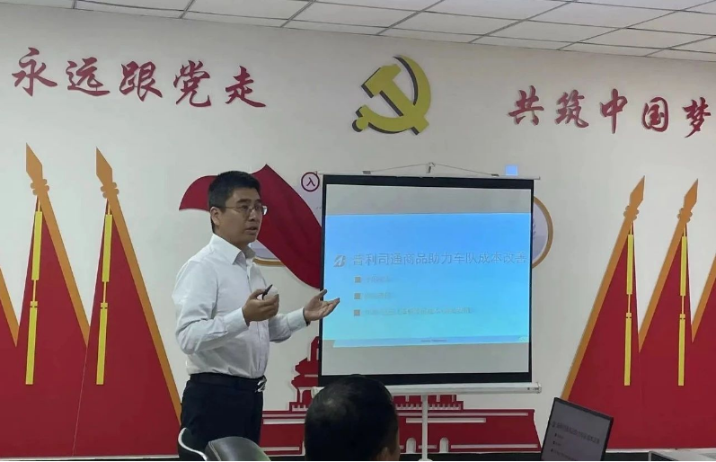 普利司通中國投資有限公司董錚課長在會上詳細解讀了“普利司通”輪胎的特點、優(yōu)點以及如何實現(xiàn)省油，為廣大物流企業(yè)實現(xiàn)成本降低提供了實質(zhì)性的支持。