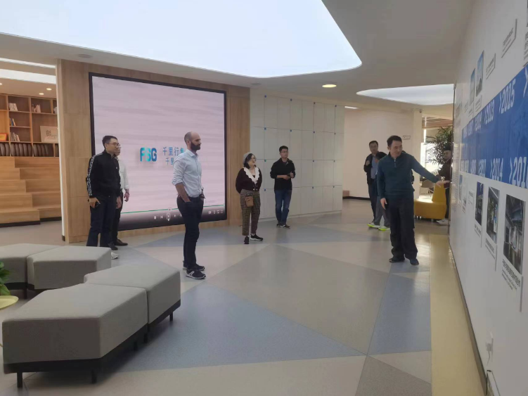 千里行集團迪卡儂團隊展示了注塑鞋的設(shè)計創(chuàng)新、綠色減碳等發(fā)展規(guī)劃，并共同確定DIP項目將持續(xù)向前發(fā)展。在千里行學(xué)院，迪卡儂團隊深刻感受到了千里行對員工的關(guān)懷和企業(yè)文化的濃厚氛圍，與迪卡儂的“人是核心”理念不謀而合。
