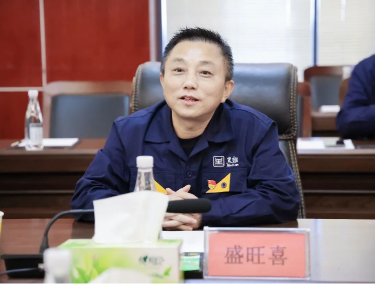 座談會上，盛旺喜對清徐縣政府及山西亞鑫能源集團(tuán)一行的到來表示熱烈歡迎，并對清徐縣委、縣政府及經(jīng)濟(jì)開發(fā)區(qū)對太原黑貓的關(guān)心表示感謝。他強(qiáng)調(diào)了集團(tuán)導(dǎo)電、橡膠等前端性化工制造的發(fā)展方向，并希望雙方未來能夠進(jìn)一步加強(qiáng)合作，充分發(fā)揮資源優(yōu)勢互補(bǔ)，為企業(yè)的全方位、前瞻性發(fā)展謀劃好戰(zhàn)略，布局好發(fā)展。