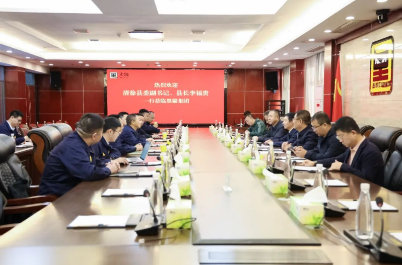 賈永明介紹了亞鑫能源集團(tuán)的基本情況，并表示與太原黑貓多年來已經(jīng)建立了深厚的合作基礎(chǔ)。他希望雙方能夠持續(xù)深化戰(zhàn)略合作關(guān)系，進(jìn)一步發(fā)揮資源共享的優(yōu)勢，在高端化、智能化、綠色化、集成化精細(xì)化工、尖端產(chǎn)品和先進(jìn)技術(shù)等領(lǐng)域找到更多合作切入點(diǎn)，促進(jìn)雙方實(shí)現(xiàn)跨越式發(fā)展。雙方在座談會上還就其他方面的合作進(jìn)行了深入交流。