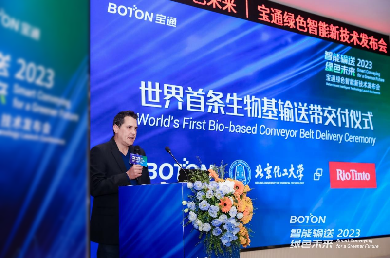 力拓集團(tuán)全球采購固定設(shè)備采購總監(jiān)Jo<i></i>nathan Wilson先生親手接過世界第一條生物基輸送帶，并表示：“可持續(xù)發(fā)展、ESG、綠色節(jié)能低碳是力拓追求的目標(biāo)，寶通與力拓戰(zhàn)略理念相契合，且不斷為力拓提供具有競爭力的產(chǎn)品與優(yōu)質(zhì)的服務(wù)，并持續(xù)創(chuàng)新，不斷開發(fā)低滾阻、超耐磨，以及此次交付的生物基輸送帶。這次來到寶通，接觸到寶通的智能系統(tǒng)，感到非常驚艷，寶通的數(shù)字化水平給我留下了深刻的印象，我很期待未來力拓與寶通合作雙贏!”
