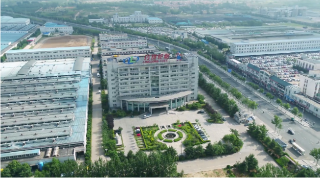 在這三家輪胎企業(yè)中，玲瓏輪胎在推動(dòng)企業(yè)可持續(xù)發(fā)展方面走在了前列。為提升企業(yè)ESG競(jìng)爭(zhēng)力，玲瓏輪胎積極推動(dòng)可持續(xù)天然橡膠發(fā)展，于2022年成為中國(guó)大陸首家加入“全球可持續(xù)天然橡膠平臺(tái)(GPSNR)”的輪胎企業(yè)。這一舉措為該企業(yè)在輪胎產(chǎn)業(yè)和技術(shù)方面帶來(lái)了先發(fā)性和可持續(xù)性的優(yōu)勢(shì)。