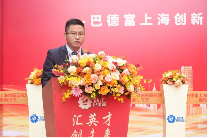 啟動儀式上，巴德富集團CEO龔洋龍先生對各級政府、園區(qū)、協(xié)會等的支持表示感謝，并回顧了巴德富在上海的發(fā)展歷程。龔洋龍先生強調，上海作為巴德富的福地之一，在過去20年里，見證了公司從廣東走向全國的歷史性一步。他表示巴德富將繼續(xù)致力于科技創(chuàng)新，而上海創(chuàng)新研究院的啟動將為公司在產品創(chuàng)新、客戶服務、產業(yè)升級等方面提供強大支持，助力公司更好地服務市場。