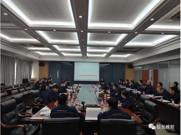 陜西延長石油集團橡膠有限公司于11月14日召開了經(jīng)營分析復盤會，會議由該公司董事長兼總經(jīng)理張航偉主持，西橡公司副總經(jīng)理賀莉莉、延橡公司領(lǐng)導班子成員，以及財務專家、技術(shù)專家和各中心、各部門負責人參加會議。