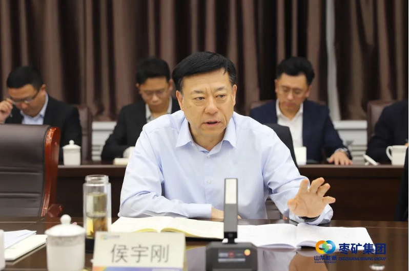侯宇剛強(qiáng)調(diào)，要敏銳認(rèn)識(shí)當(dāng)前形勢(shì)，保持持續(xù)發(fā)力，鞏固已取得的良好發(fā)展態(tài)勢(shì)。他著重強(qiáng)調(diào)，必須加速橡膠產(chǎn)業(yè)的拓展和升級(jí)，使其在規(guī)模上更為龐大且更具競(jìng)爭(zhēng)力。與此同時(shí)，他還要求加快建設(shè)橡膠產(chǎn)業(yè)研究院，提升科技研發(fā)能力，通過強(qiáng)化核心技術(shù)攻關(guān)為企業(yè)長遠(yuǎn)發(fā)展提供堅(jiān)實(shí)保障。在對(duì)明年工作的規(guī)劃中，侯宇剛強(qiáng)調(diào)要科學(xué)謀劃，敢于突破，發(fā)揮各自優(yōu)勢(shì)，形成整體合力，解決制約企業(yè)發(fā)展的問題，凝聚“一家人、一盤棋、一條心”的強(qiáng)大合力。