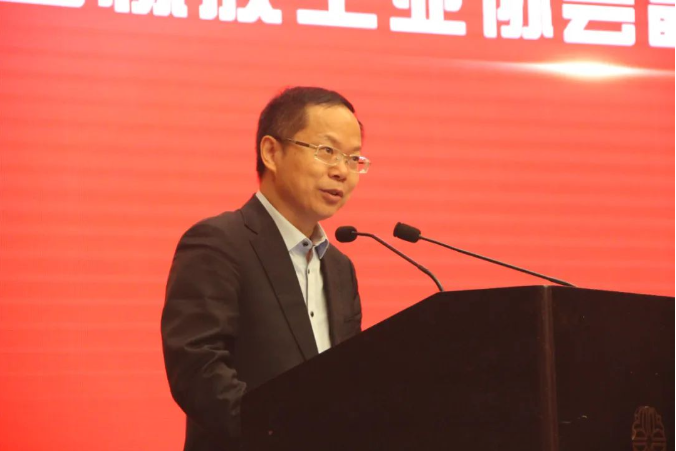 廢橡膠綜合利用分會理事長換屆大會的重大時刻也在此次會議上展開。中國橡膠工業(yè)協會副會長兼秘書長雷昌純宣讀總會有關廢橡膠綜合利用分會理事長換屆的文件，宣告朝陽華興萬達輪胎有限公司董事長趙光，接替濟南市萊蕪福泉橡膠有限公司董事長呂務民，成為新一屆理事會理事長。