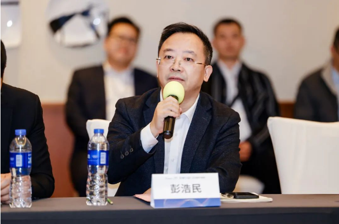 彭浩民表示，近年來，隨著國家環(huán)保政策的不斷升級和“雙碳”戰(zhàn)略的推進，粉末涂料的發(fā)展空間顯著擴大。然而，國內粉末涂料企業(yè)眾多，產能過剩、同質化嚴重、研發(fā)不足等問題也制約了行業(yè)的發(fā)展。彭浩民呼吁借助買化塑峰會平臺，與在座各位行業(yè)精英共同探討未來的發(fā)展方向，推動粉末涂料行業(yè)良性可持續(xù)發(fā)展。