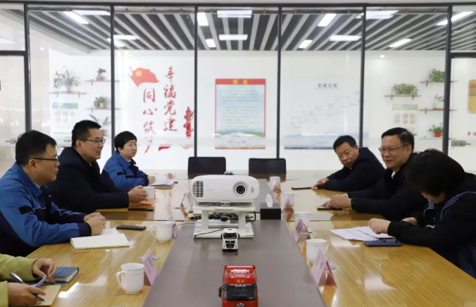日前，山東省濰坊市昌樂(lè)縣委常委、辦公室主任范新利范新利一行到美晨工業(yè)集團(tuán)，就企業(yè)安全生產(chǎn)工作展開(kāi)調(diào)研。高新片區(qū)黨委書(shū)記孟慶忠、美晨董事長(zhǎng)王永剛陪同出席。