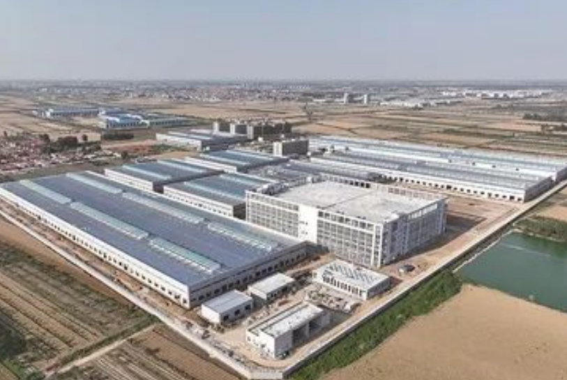 近期，青島東橡科技新材料項目二期的建設(shè)現(xiàn)場熱火朝天，隨著冬日的降臨，工人們緊鑼密鼓地進行內(nèi)部裝修、設(shè)備安裝調(diào)試以及廠區(qū)硬化等工程，呈現(xiàn)出一派繁忙的景象。