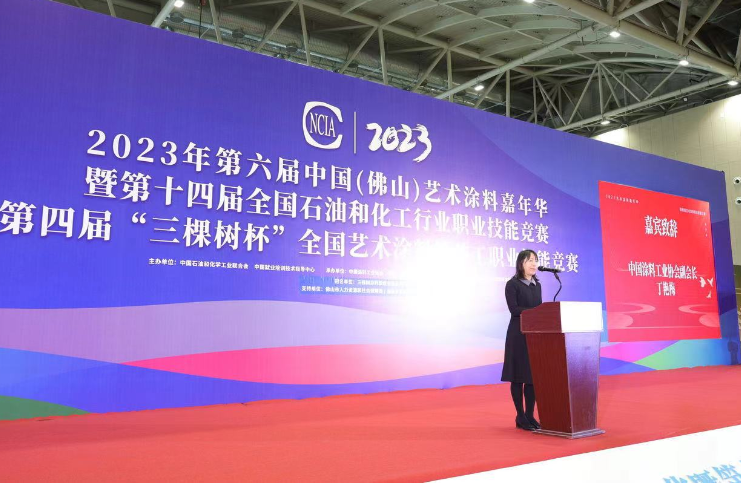 丁副會(huì)長(zhǎng)在發(fā)言中強(qiáng)調(diào)，改革開發(fā)40多年來，我國(guó)涂料行業(yè)取得了令人矚目的發(fā)展成就，涂料產(chǎn)量多年來一直居世界之首。由涂料大國(guó)向涂料強(qiáng)國(guó)的轉(zhuǎn)變是每位涂料從業(yè)者心中的期盼。關(guān)鍵在于我們涂科人才隊(duì)伍的建設(shè)。為全面貫徹黨的二十大提出的“深入實(shí)施人才強(qiáng)國(guó)戰(zhàn)略，大力弘揚(yáng)勞模精神、勞動(dòng)精神、工匠精神”的要求，加快培養(yǎng)和選拔高技能人才至關(guān)重要。